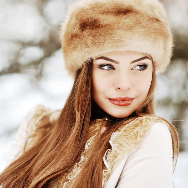 Portrait of young beautiful girl in winter close up — Stock Photo, Image