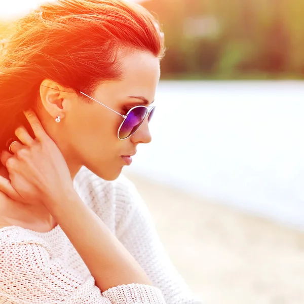 Retrato de perfil de mulher bonita moda em óculos de sol - fechar u — Fotografia de Stock