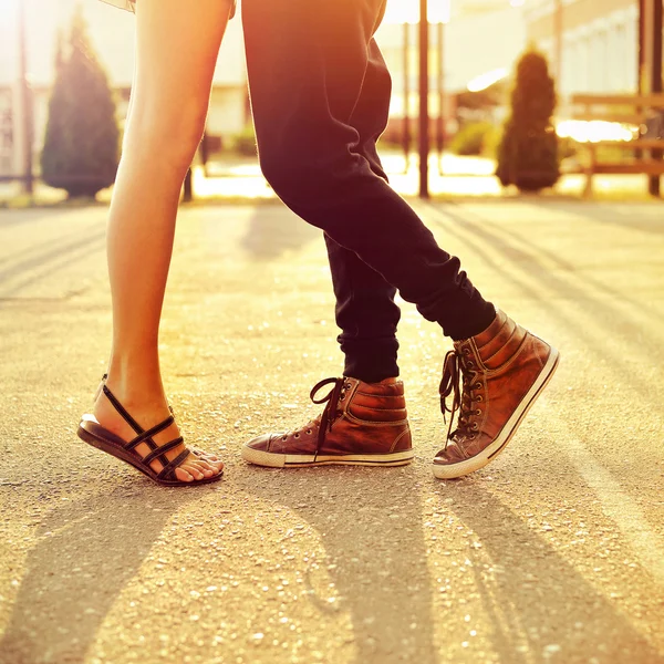 Um casal apaixonado. masculino e feminino pernas closeup — Fotografia de Stock