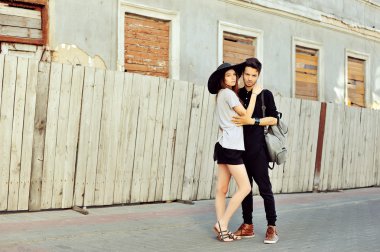 Sevgi dolu çift açık moda portre 