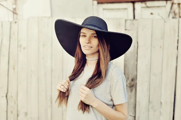 Portrait of a beautiful brunette girl outdoors in hat, lifestyle — Stock Photo, Image