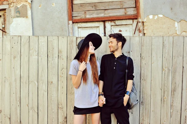 Feliz pareja sonriente en el amor — Foto de Stock