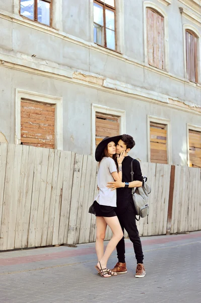 Pareja amorosa retrato de moda al aire libre — Foto de Stock