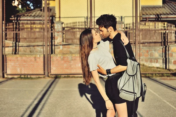 Junger Mann und Frau verliebt im Freien — Stockfoto