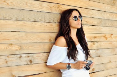 Eski fotoğraf makinesi - açık olan kadın 