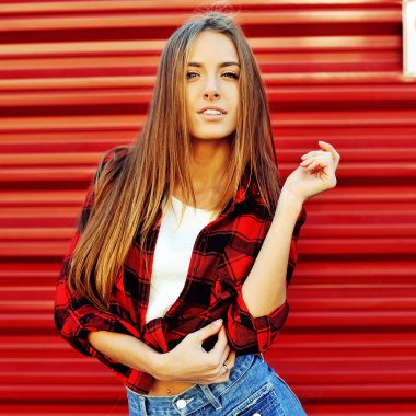 Açık poz çekici genç kadın 