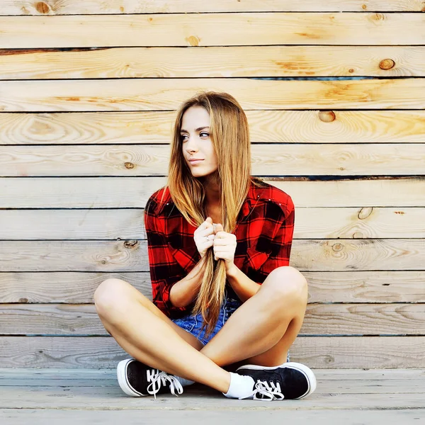 Trendy giovane donna in posa contro il muro — Foto Stock