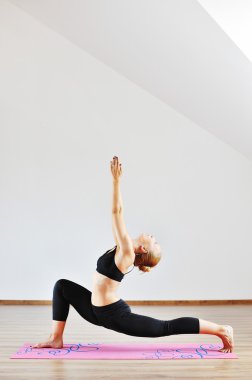 genç kadın yoga pose