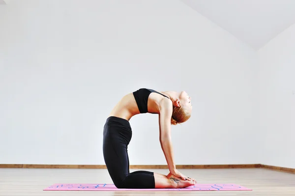 Woman doing yoga indoors — Stock Photo, Image