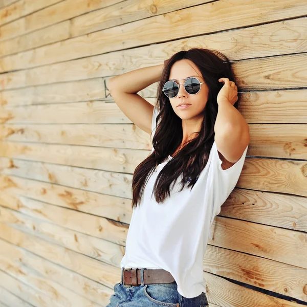Vacker kvinna i casual kläder bär solglasögon — Stockfoto