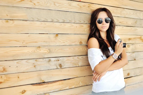 Portrait of stylish young brunette woman in casual clothes with — Stock Photo, Image