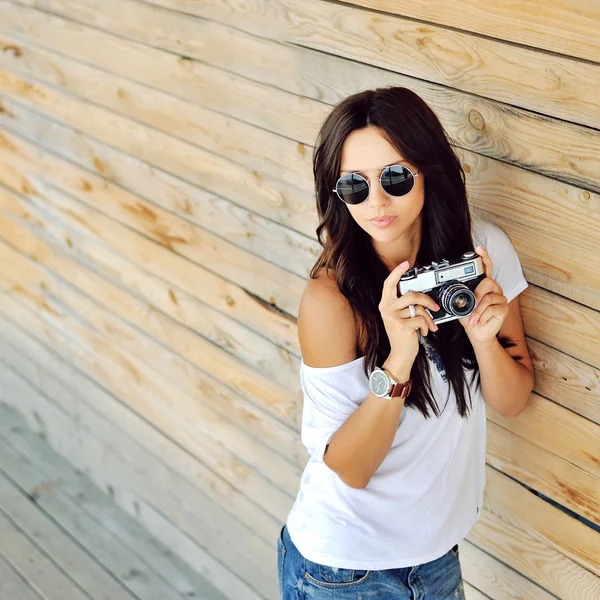 Menina hipster na moda com câmera — Fotografia de Stock