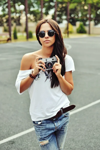 Mooie vrouw met oude camera — Stockfoto