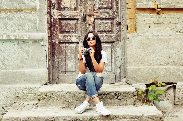 Bela e moda jovem mulher posando ao ar livre — Fotografia de Stock