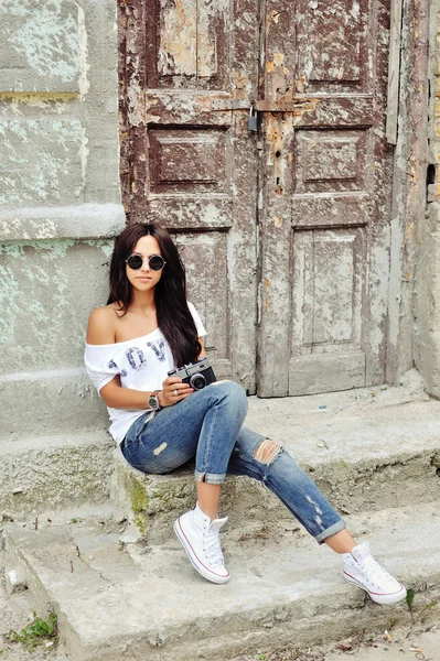 Beautiful young woman posing with old fashion camera — Stock Photo, Image