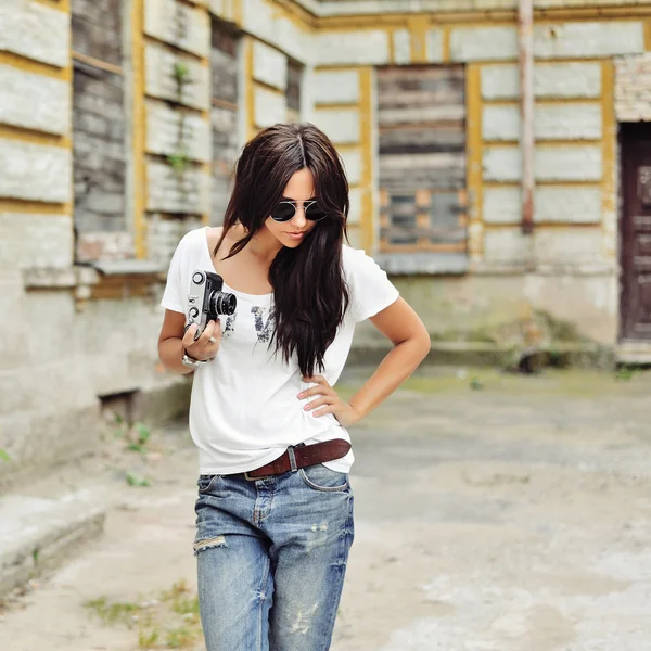 Ragazza alla moda elegante con vecchia macchina fotografica che indossa occhiali da sole e — Foto Stock