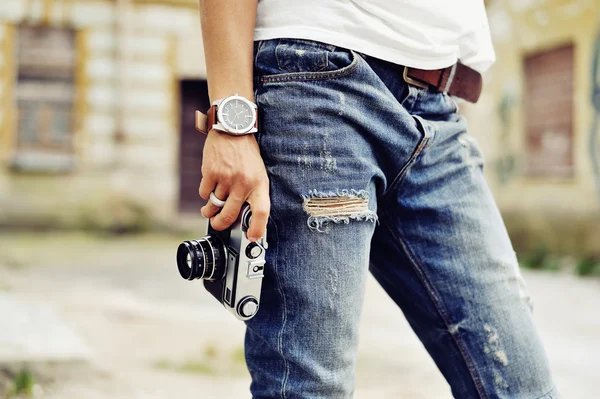 Vintage foto estilizada de la mano de la joven fotógrafa con —  Fotos de Stock