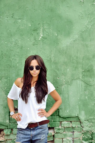 Mulher bonita em roupas casuais usando óculos de sol — Fotografia de Stock