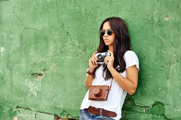 Hermosa joven posando con la vieja cámara de moda —  Fotos de Stock