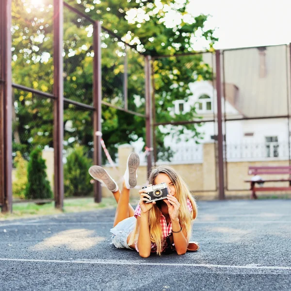 Açık havada fotoğraf çekmek için bir kamera ile şık genç kadın — Stok fotoğraf