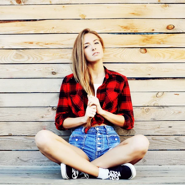 Attractive young woman outdoor portrait — Stock Photo, Image