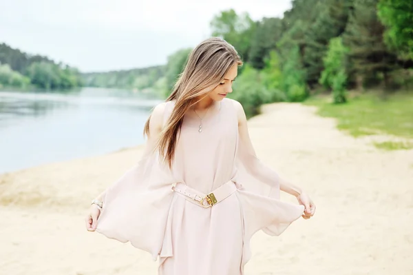 Impressionante jovem mulher em vestido branco ao ar livre — Fotografia de Stock