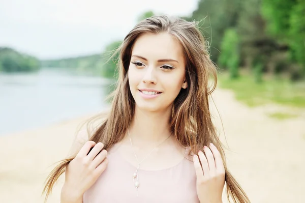 Vackra leende kvinna utomhus porträtt — Stockfoto