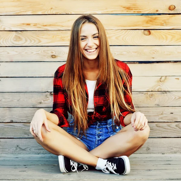 Belle jeune femme souriante en plein air — Photo