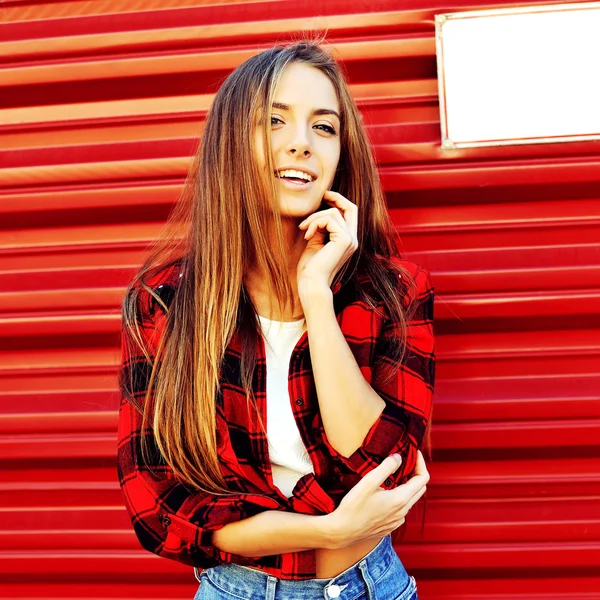 Jovem elegante bela mulher posando ao ar livre — Fotografia de Stock