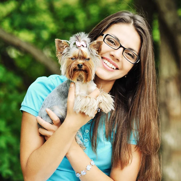 美しい少女が子犬を抱いて — ストック写真