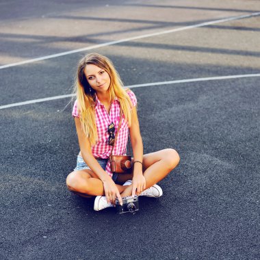 Güzel genç kadın eski retro kamera ile