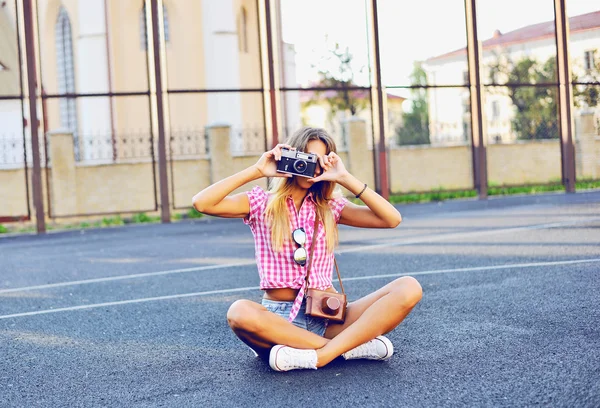 Jovem mulher tirando foto com câmera retro velho ao ar livre — Fotografia de Stock