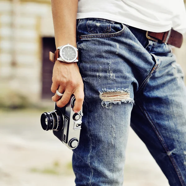 Hand einer jungen Fotografin mit alter Kamera — Stockfoto