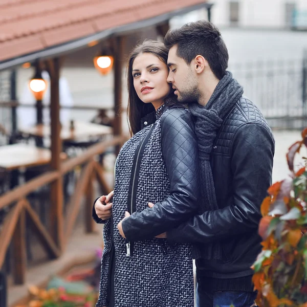 Pareja joven enamorada - al aire libre — Foto de Stock