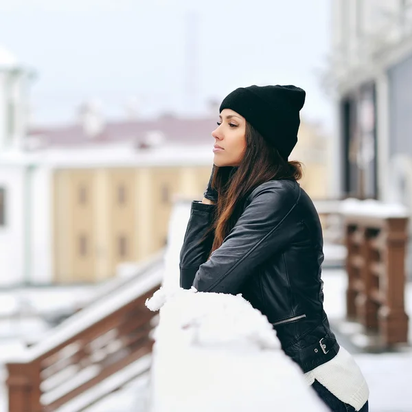 Krásná mladá žena zimní portrét — Stock fotografie