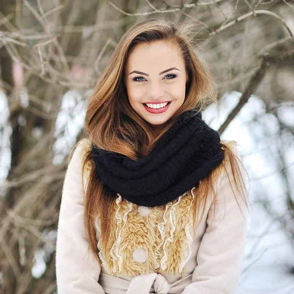 Menina sorridente bonita no inverno — Fotografia de Stock