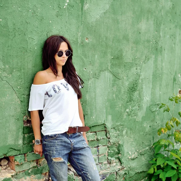 Mujer de moda en gafas de sol retrato al aire libre —  Fotos de Stock