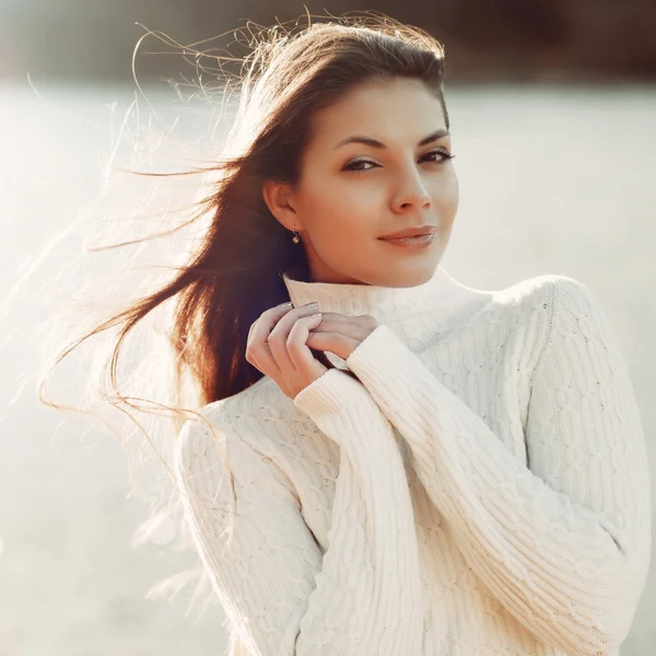 Beautiful young girl in the park in winter — Stock Photo, Image