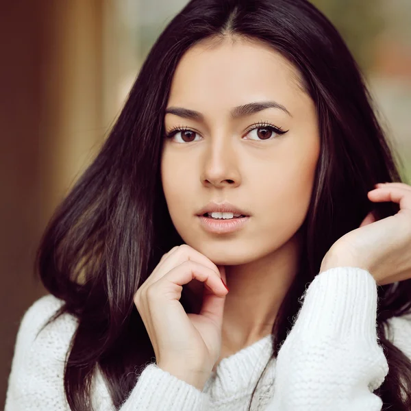 Mooi meisje gezicht - buiten. Close-up — Stockfoto