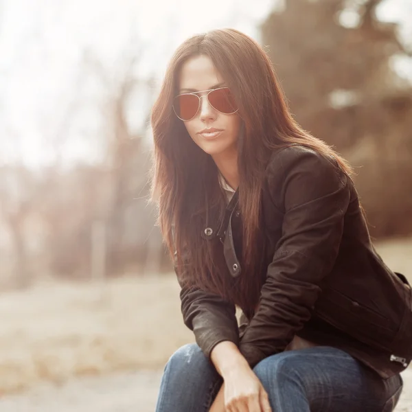 Retrato de moda al aire libre de una hermosa mujer con gafas de sol —  Fotos de Stock