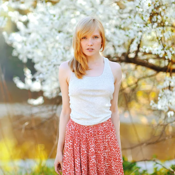 Retrato de hermosa chica en el árbol en flor en primavera —  Fotos de Stock