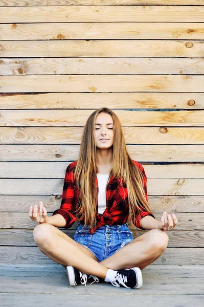 Mujer joven practicando meditación al aire libre —  Fotos de Stock