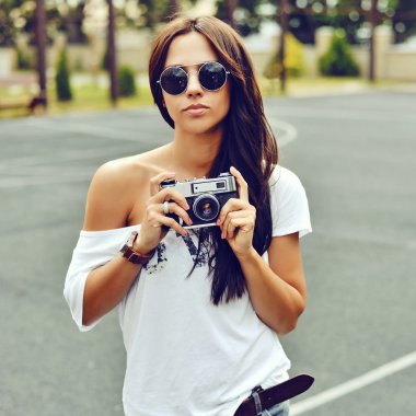 Eski fotoğraf makinesi ile güzel hippi kız 