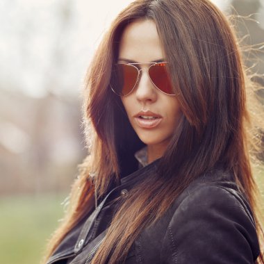 Güneş gözlüğü - açık güzel bir kadının yakın çekim 