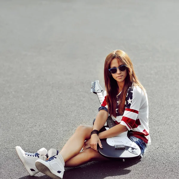 Fashionabla snygg ung kvinna med elgitarr - kopia utrymme — Stockfoto