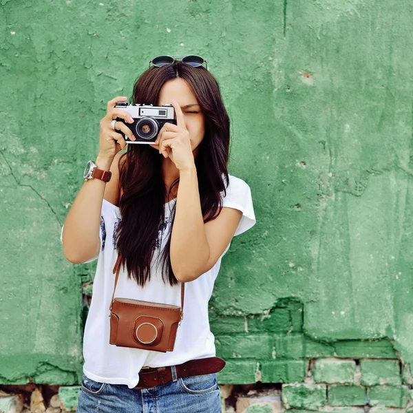 Portrait of beautiful brunette girl making photos at old film ca — Stock Photo, Image