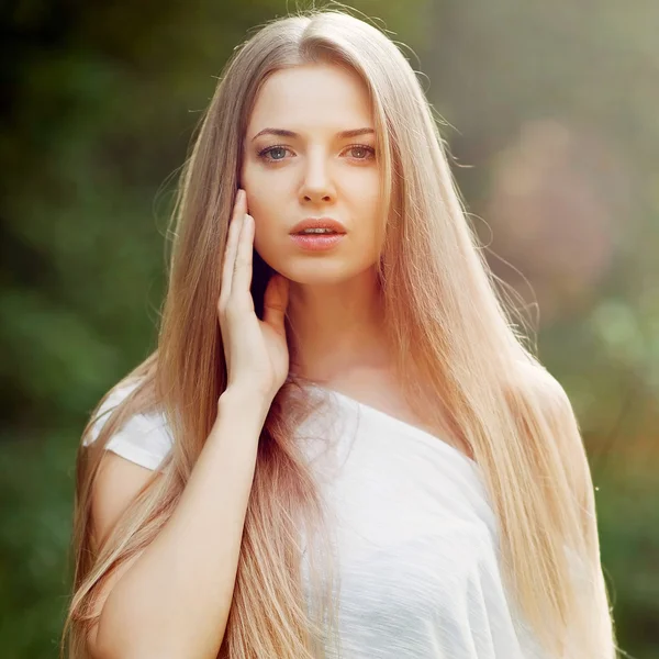 Hermosa joven modelo femenina con el pelo perfecto tocando su piel —  Fotos de Stock