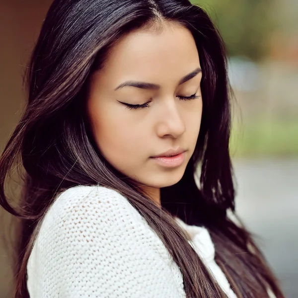 Visage d'une belle fille avec les yeux fermés - gros plan — Photo