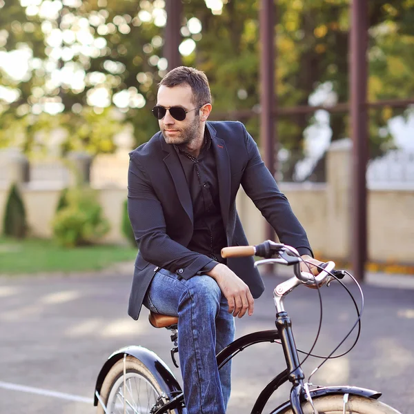 自信的年轻男子在一辆老式的自行车 — 图库照片