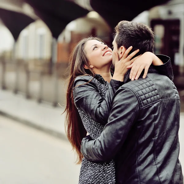 Jong paar in liefde outdoor — Stockfoto